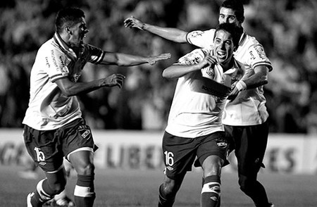 Carlos de Pena tras anotar su gol, el segundo de Nacional, ayer en el Parque Central, ante Oriente Petrolero por la fase previa de la Copa Libertadores. / Foto: Pedro Rincón Carlos de Pena tras anotar su gol, el segundo de Nacional, ayer en el Parque Central, ante Oriente Petrolero por la fase previa de la Copa Libertadores. / Foto: Pedro Rincón