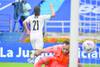 Edinson Cavani vence a David Ospina, marcando el primer gol de Uruguay en el estadio Metropolitano de Barranquilla, Colombia. · Foto: Raúl Arboleda, AFP Edinson Cavani vence a David Ospina, marcando el primer gol de Uruguay en el estadio Metropolitano de Barranquilla, Colombia. · Foto: Raúl Arboleda, AFP