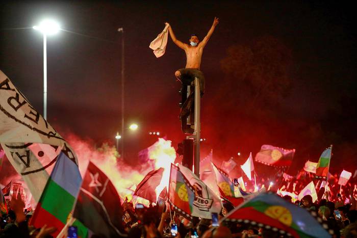 Festejos luego de conocer los resultados parciales del plebiscito constitucional, ayer, en Santiago de Chile.
 · Foto: Elvis González, EFE