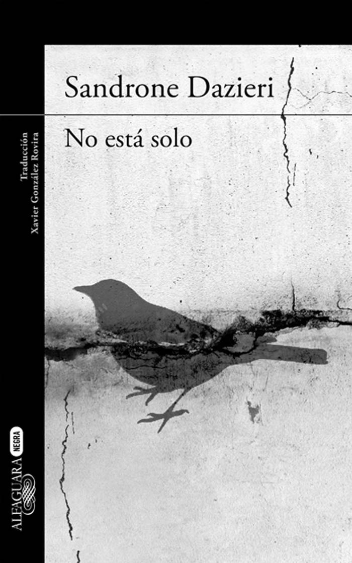 No está solo, de Sandrone Dazieri.
Alfaguara, Buenos Aires, 2016.
552 páginas