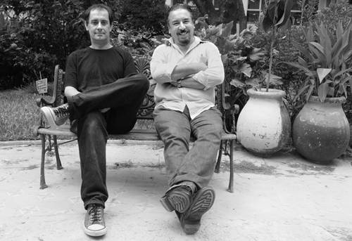 Gabriel Eira y Juan Fernández, durante la sesión de fotos para la entrevista con la diaria, en Facultad de Psicología. · Foto: Pablo Nogueira