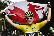 Geraint Thomas, ganador de la 105º edición del Tour de France, con la bandera de Gales durante la última etapa del torneo, que unió Houilles y Champs-Élysées, París.