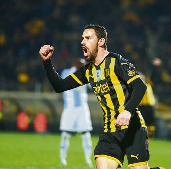 Maximiliano Rodríguez tras el segundo gol de Peñarol a Cerro, en el estadio Campeón del Siglo. Maximiliano Rodríguez tras el segundo gol de Peñarol a Cerro, en el estadio Campeón del Siglo.