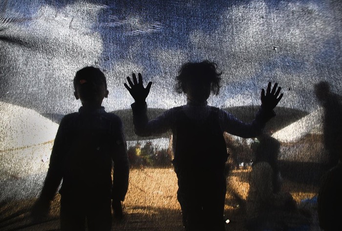 Niños palestinos en la frontera de Gaza con Israel, ayer,mientras los palestinos realizaban una protesta masiva. Foto: Mohammed Abed, AFP.
