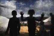 Niños palestinos en la frontera de Gaza con Israel, ayer,mientras los palestinos realizaban una protesta masiva. Foto: Mohammed Abed, AFP.
