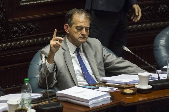 Guido Manini Ríos, durante el tratamiento de la LUC, en la cámara de senadores, el 5 de junio.  · Foto: .