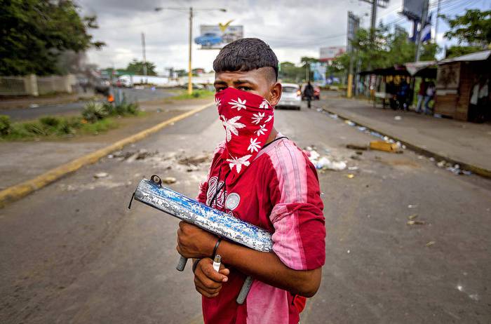 Joven campesino con un mortero improvisado, Managua, 31 de mayo.  · Foto: Inti Ocon, AFP