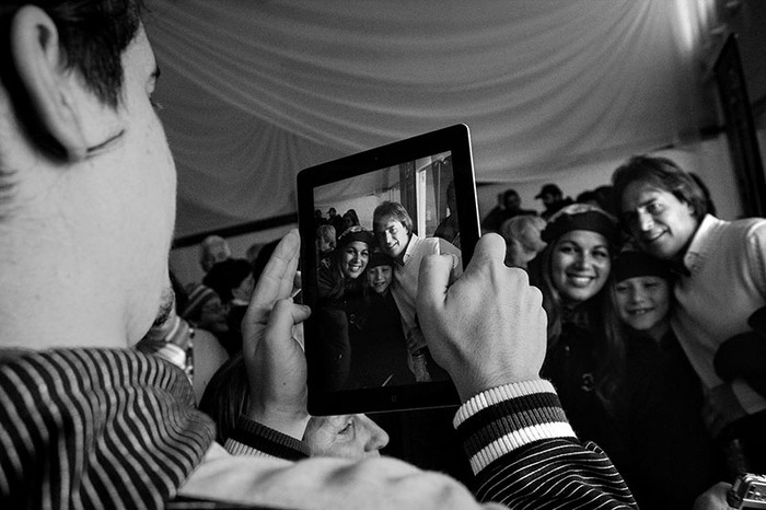 Luis Lacalle Pou, el domingo, luego del acto en el local de la Asociación de Retirados del Personal Subalterno de las Fuerzas Armadas en Toledo, Canelones. / Foto: Javier Calvelo