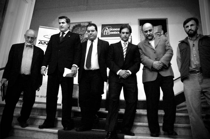 Gonzalo Abella, Pedro Bordaberry, Rafael Fernández, Luis Lacalle Pou, Pablo Mieres y César Vega, ayer en el Ateneo de Montevideo. / Foto: Javier Calvelo