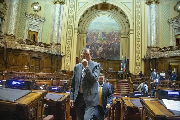 Guido Manini Ríos, en el Parlamento (archivo, febrero de 2020). · Foto: .