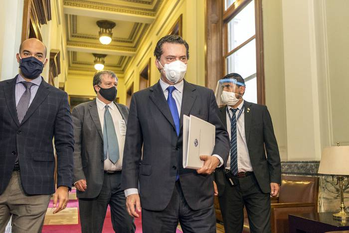 Rodrigo Ferrés ingresa la Ley de Urgente Consideración al Parlamento, ayer, en el Palacio Legislativo. · Foto: .