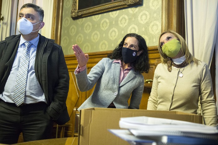 Isaac Alfie, Azucena Arbeleche y Beatriz Argimón, este lunes, en el Parlamento. · Foto: .