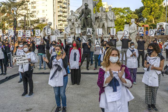 Movilización reclamando la presencialidad plena en las escuelas publicas, el 14 de octubre, en la Plaza Varela. · Foto: Mariana Greif