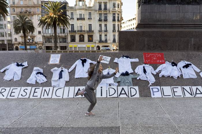Intervención en reclamo de clases presenciales, el 4 de noviembre, en la plaza Independencia. · Foto: Mariana Greif