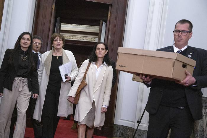 La contadora general de la nación, Magela Manfredi y la ministra de economía y finanzas, Azucena Arbeleche, cuando llegaban a la presidencia de la asamblea general con el mensaje de rendición de cuentas. · Foto: Camilo dos Santos