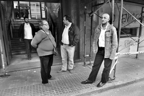 Los dirigentes del PIT-CNT Fernando Pereira, Beatriz Fajián, Joselo López y Jorge Bermúdez, ayer, cuando salían del Ministerio de Trabajo y Seguridad Social. Foto: Javier Calvelo
