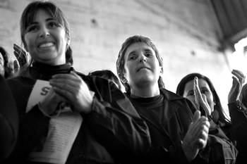 Trabajadoras de la Cooperativa de Trabajadores Cerámicos de Empalme Olmos (ex Metzen y Sena), durante el acto de reinauguración de la planta, ayer, en Empalme Olmos, Canelones. / Foto: Pedro Rincón Trabajadoras de la Cooperativa de Trabajadores Cerámicos de Empalme Olmos (ex Metzen y Sena), durante el acto de reinauguración de la planta, ayer, en Empalme Olmos, Canelones. / Foto: Pedro Rincón