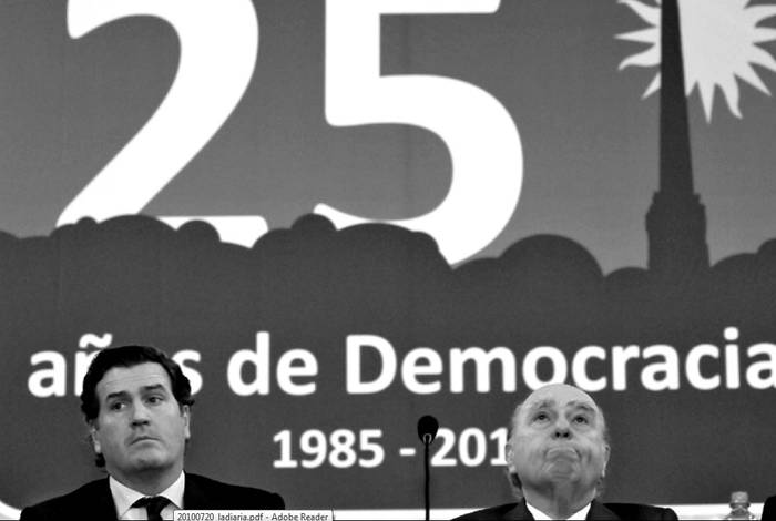 Pedro Bordaberry y Julio María Sanguinetti, ayer, durante el acto organizado por el Partido Colorado, recordando los 25 años del retorno a la democracia. · Foto: Javier Calvelo