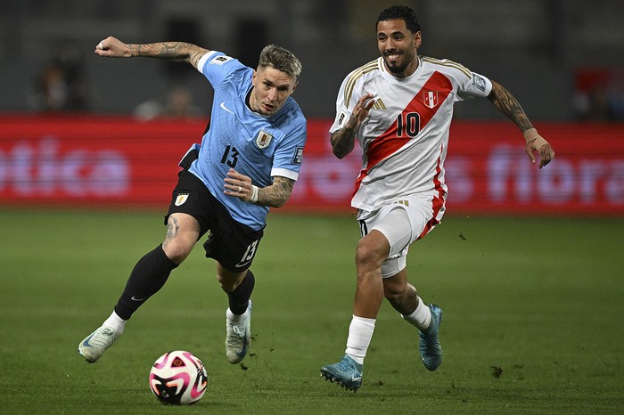 Guillermo Varela, de Uruguay, y Sergio Peña, de Perú, en Lima. · Foto: Ernesto Benavides, AFP