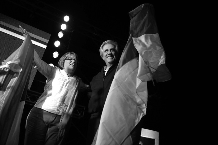 Mónica Xavier y Tabaré Vázquez, ayer, durante el acto por el 42º aniversario de la fundación del Frente Amplio, en la plaza Liber Seregni de Costa Azul.  · Foto: Nicolás Celaya