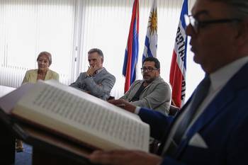 La vicepresidenta Carolina Cosse, el presidente Yamandú Orsi y el secretario de Presidencia, Alejandro Sánchez, durante el cambio de mando en la Base Aérea 1. · Foto: Presidencia de Uruguay, sin datos de autor