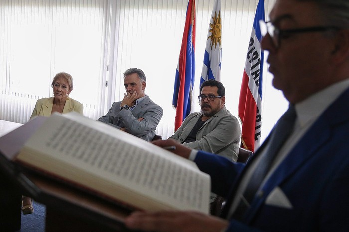 La vicepresidenta Carolina Cosse, el presidente Yamandú Orsi y el secretario de Presidencia, Alejandro Sánchez, durante el cambio de mando en la Base Aérea 1. · Foto: Presidencia de Uruguay, sin datos de autor