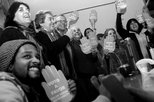 Momento previo a que se conocieran los resultados preliminares de la Corte Electoral sobre la consulta para convocar a un referéndum que anulara la Ley de Interrupción Voluntaria del Embarazo, ayer de noche, en la sede de Cotidiano Mujer en Montevideo./Foto: Pablo Vignali