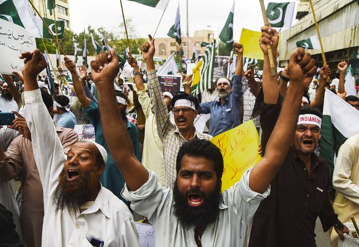 Partidarios de la organización paquistaní Jamaat-ud-Dawa, durante una manifestación anti India, en Karachi.



 · Foto: Asif Hassan, AFP