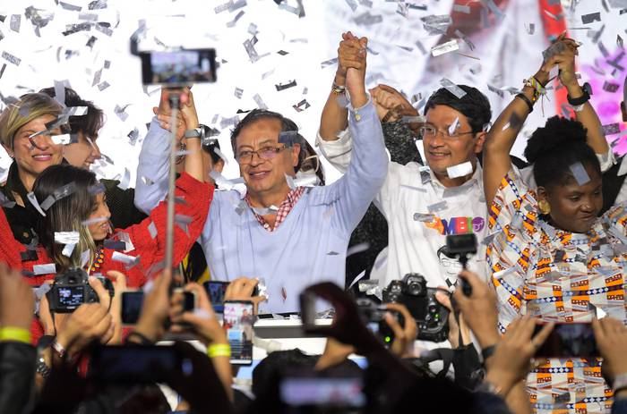 Gustavo Petro, candidato presidencial colombiano, festeja después de ganar en las elecciones parlamentarias, este domingo, en Bogotá. · Foto: Raúl Arboleda, AFP