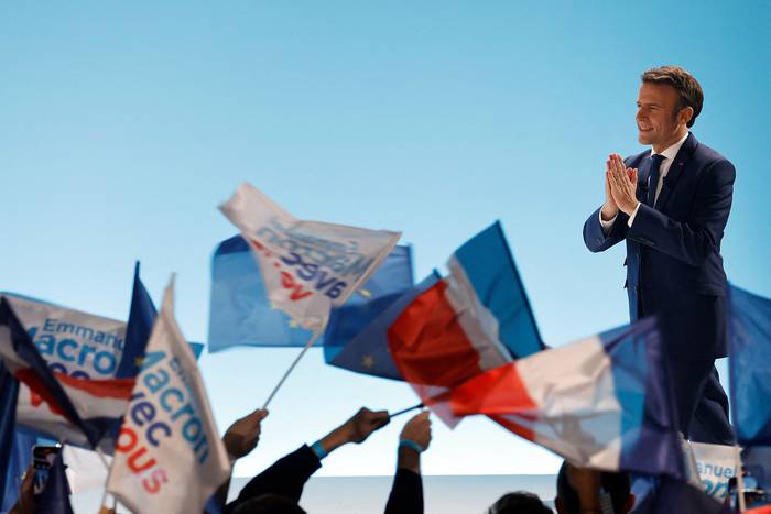 Emmanuel Macron, saluda a sus simpatizantes después de los primeros resultados de la primera ronda de las elecciones presidenciales, este domingo, en París. · Foto: Ludovic Marin, AFP