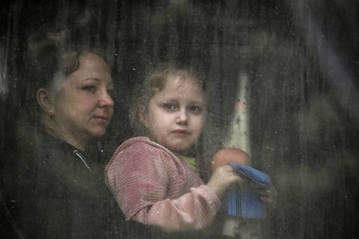 Evacuación de la ciudad de Bakhmut en la región de Donbas, el domingo. · Foto: Aris Messinis, AFP