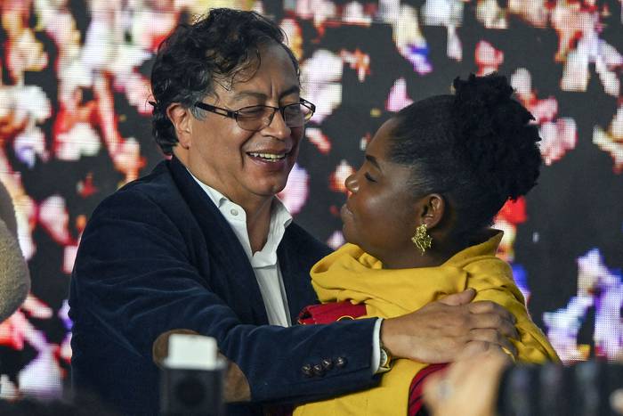 El candidato presidencial colombiano Gustavo Petro, y su compañera de fórmula Francia Márquez, este domingo, en Bogotá. · Foto: Juan Barreto, AFP