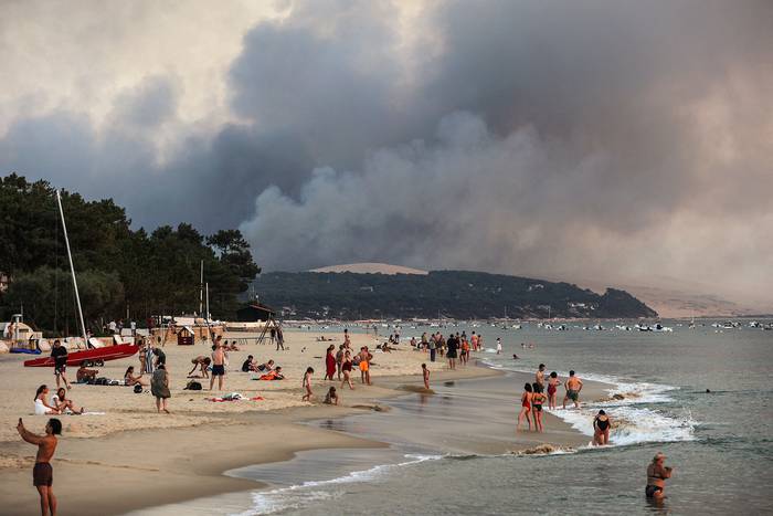 Playa de Moulleau e incendio forestal en La Teste-de-Buch, Francia (18.07.2022). · Foto: Thibaud Moritz, AFP