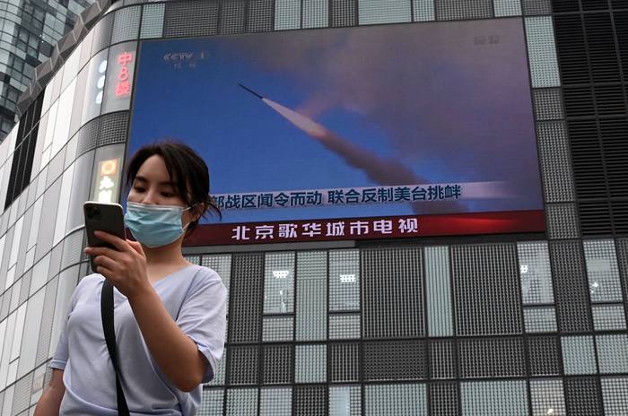 Pantalla que muestra una transmisión de noticias sobre los ejercicios militares de China frente a Taiwán, este jueves, en Beijing, China. · Foto: Noel Celis, AFP