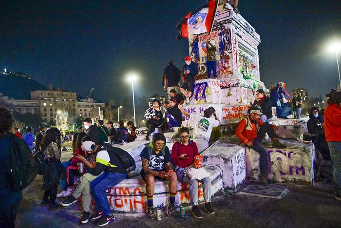 Partidarios del apoyo a la nueva Constitución, después de conocer los primeros resultados del referéndum, este domingo, en plaza Italia en Santiago. · Foto: Martin Bernetti / AFP