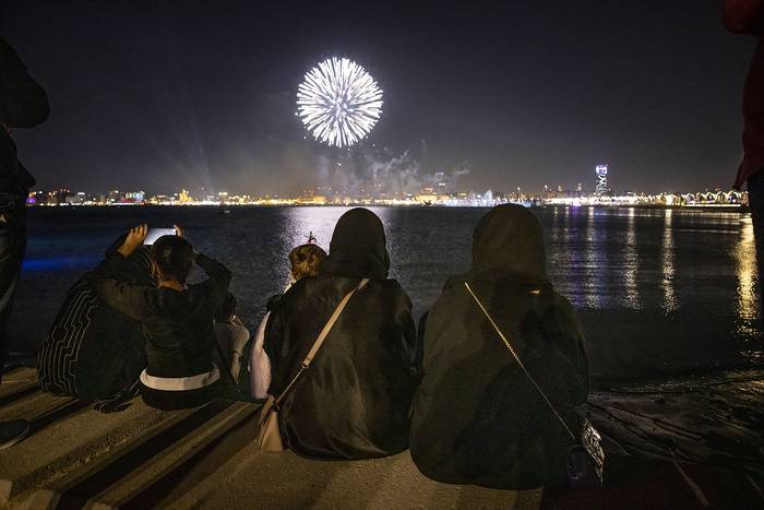 Mujeres qataríes durante la ceremonia de inauguración del Mundial Qatar 2022, en Doha (20.11.2022). · Foto: Fadel Senna, AFP