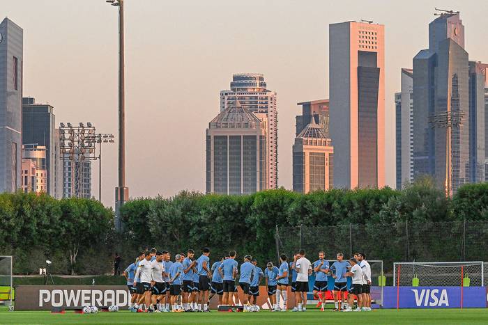 La selección uruguaya durante un entrenamiento, en Al Erssal, en Doha (23.11.2022). · Foto: Pablo Porciúncula, AFP.