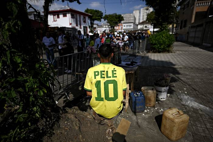 Pasaje de la gente que ingresa al estadio Vila Belmiro donde se realiza un velorio de Pelé, este lunes, en Santos, estado de San Pablo, Brasil. · Foto: Carl de Souza, AFP