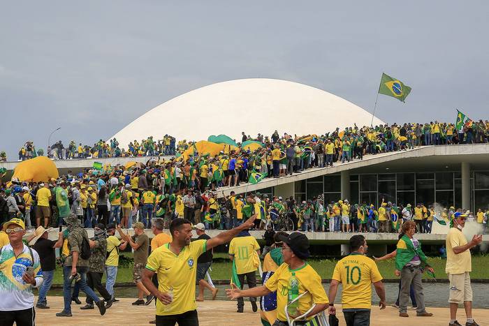 Simpatizantes del expresidente brasileño Jair Bolsonaro invaden el Congreso Nacional, este domingo, en Brasilia. · Foto: Sergio Lima, AFP
