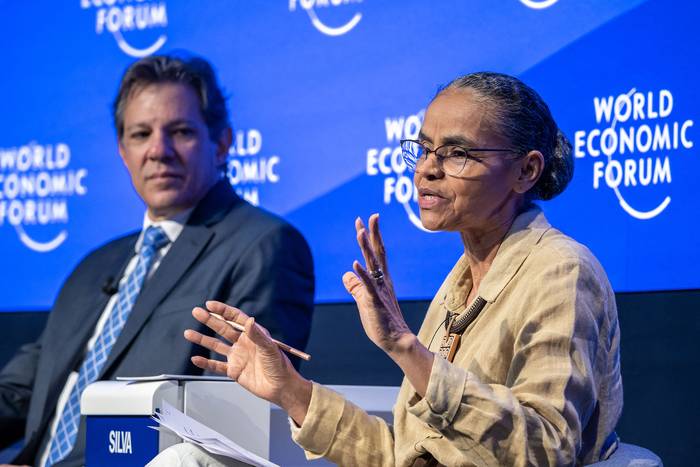Marina Silva, ministra de Medio Ambiente de Brasil, y Fernando Haddad, ministro de Finanzas, durante el Foro Económico Mundial, este martes, en Davos. · Foto: Fabrice Coffrine, AFP
