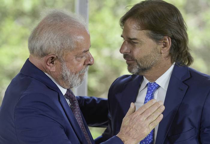 Luis Lacalle Pou y Luiz Inacio Lula da Silva, ayer, en la residencia presidencial de Suárez. · Foto: Dante Fernández, AFP