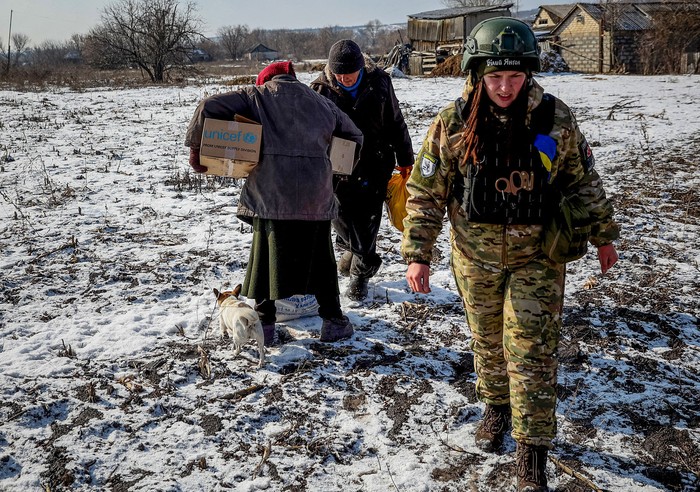 Distribución de ayuda humanitaria a los residentes de la aldea de Terny, región de Donetsk, el 22 de febrero. · Foto: Anatolli Stepanov, AFP