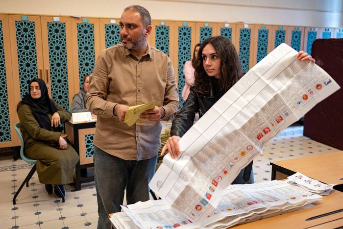 Escrutinio en un circuito electoral en Estambul, Turquía (14.05.2023). · Foto: Yasin Akgul, AFP