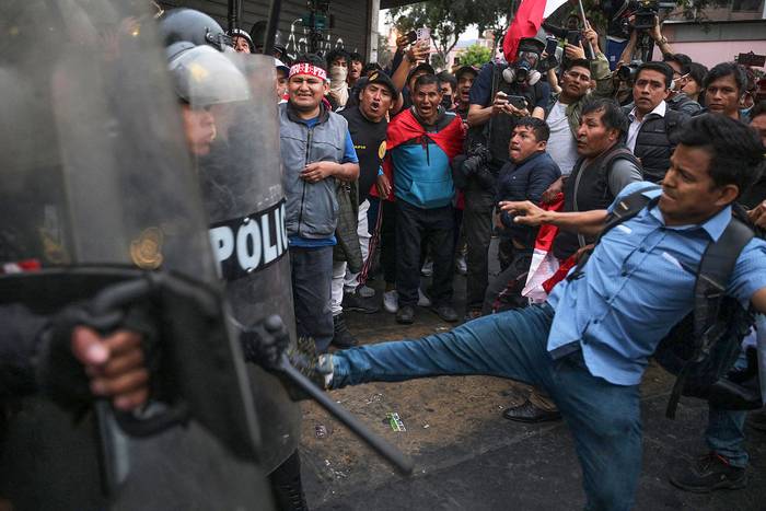Opositores al gobierno de la presidenta peruana Dina Boluarte chocan con la policía durante una manifestación nacional, en Lima (19.07.2023). · Foto: Ernesto Benavides, AFP