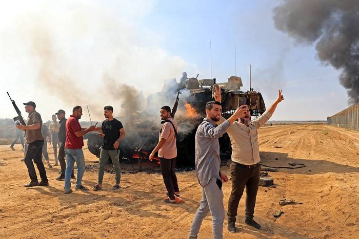 Palestinos toman el control de un tanque israelí después de cruzar la valla fronteriza, en Khan Yunis, en el sur de la Franja de Gaza (07.10.2023). · Foto: Said Khatib, AFP