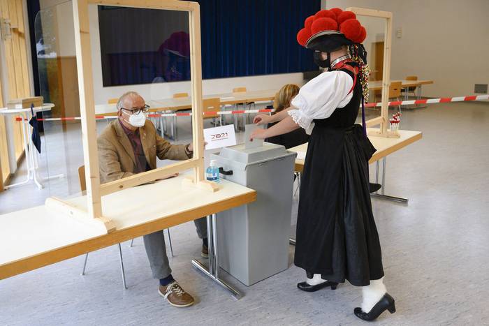 Una mujer con vestimenta tradicional vota en las elecciones federales alemanas, este domingo, en un colegio electoral en Gutach, en el suroeste de Alemania. · Foto: Thomas Kienzle, AFP