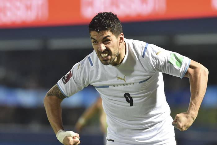 Luis Suárez luego de convertir el gol de Uruguay a Paraguay, este jueves, en el estadio General Pablo Rojas, en Asunción. · Foto: Daniel Duarte, AFP