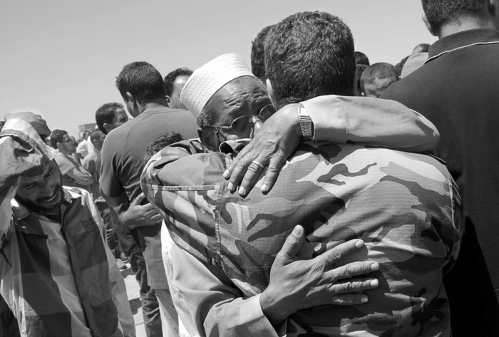 Residentes de la ciudad de Bengazi, al este de Libia, entierran los cuerpos de los manifestantes muertos el sábado, durante los enfrentamientos entre antiguos rebeldes y antimilicianos e integrantes de la brigada Shield of Libya.  · Foto:  Abdullah Doma, Afp