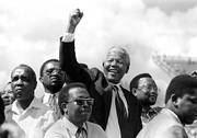 Nelson Mandela durante la campaña para las primeras elecciones democráticas multirraciales, que lo llevaron a transformarse en el primer presidente negro de Sudáfrica. (archivo, marzo de 1994)