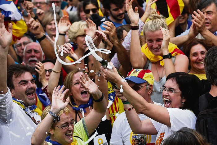 Catalanes celebran luego de que su Parlamento declarara la independencia de España, ayer, en Barcelona.
Foto: Pau Barrena, Afp